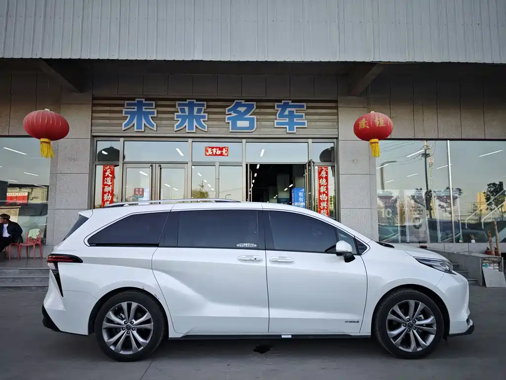 Toyota Sienna 2023 — фото 17