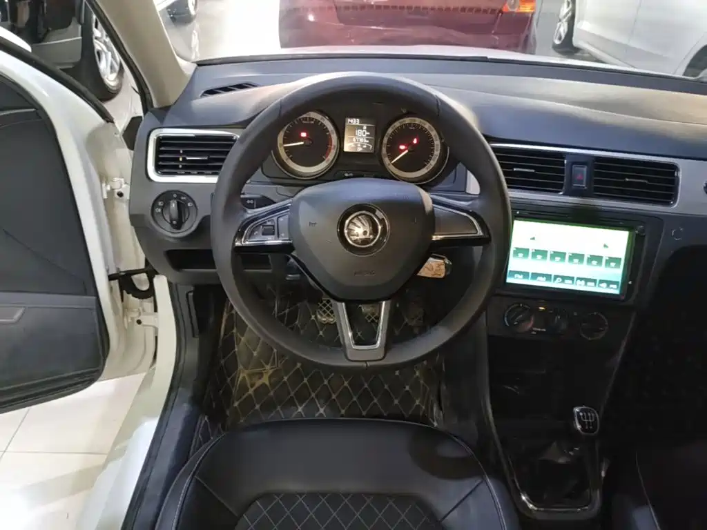 Skoda Rapid Spaceback 2018 — фото 11