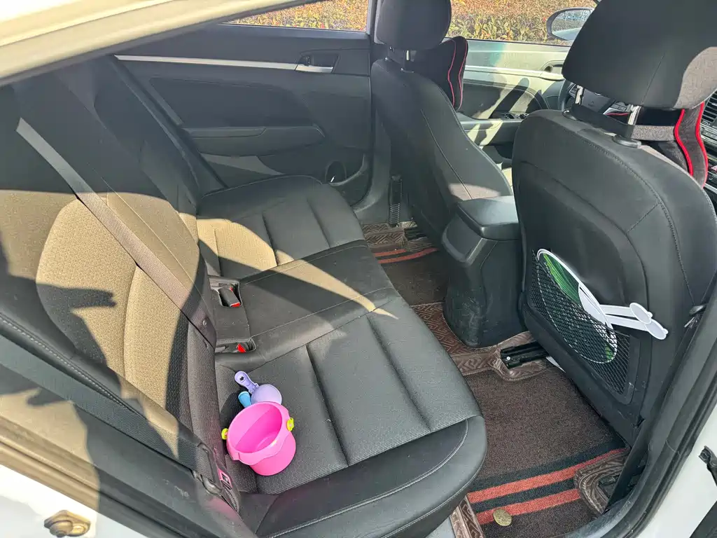 Hyundai Elantra 2017 — фото 11