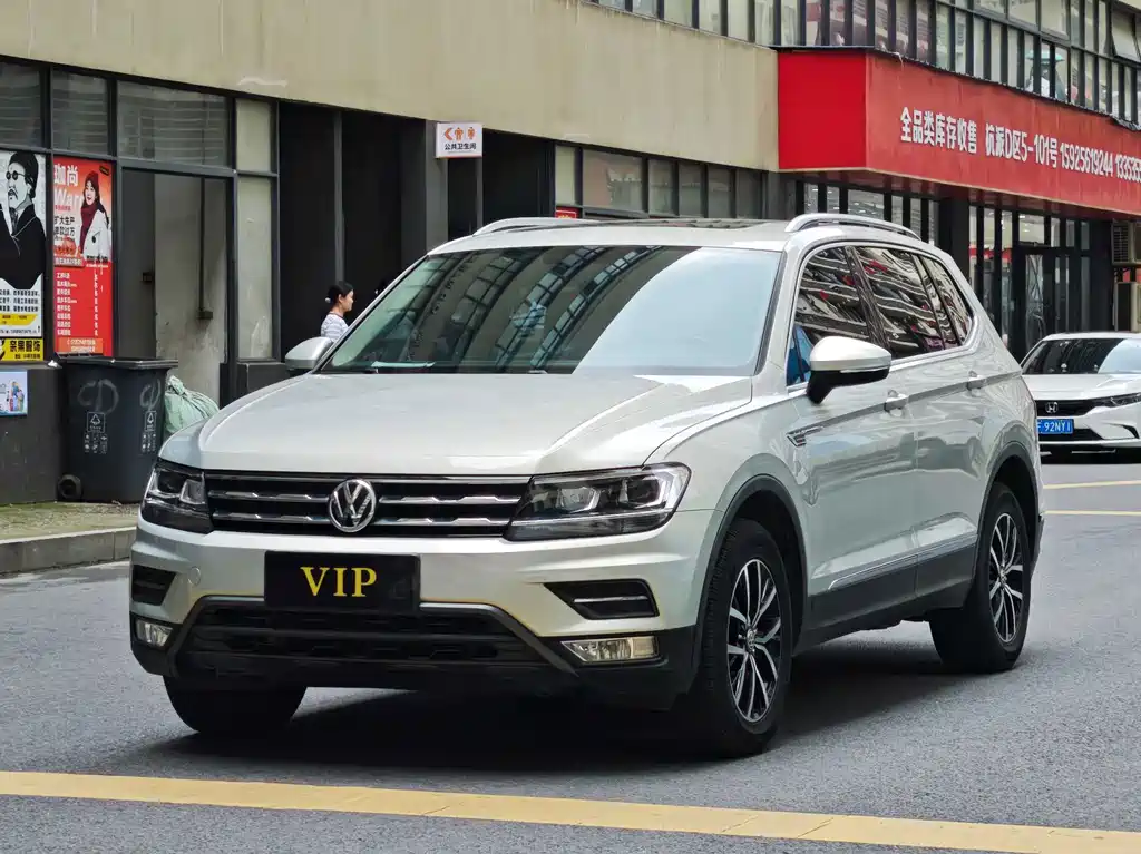 Volkswagen Tiguan L 2017 — фото 1