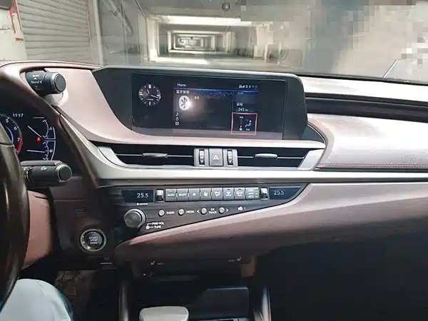 Lexus ES 2020