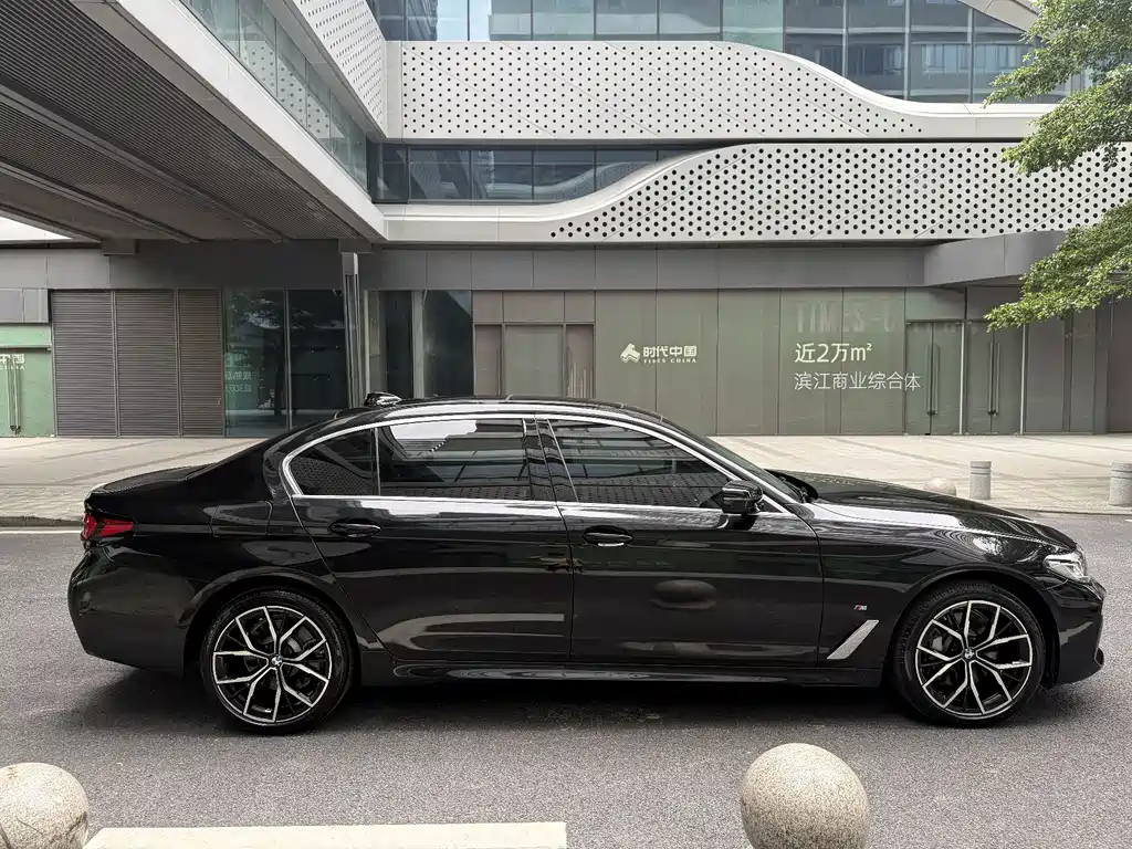 BMW 5 Series 2022 — фото 11