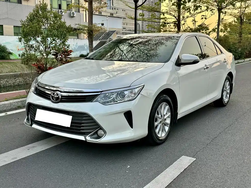 Toyota Camry 2015 — фото 1