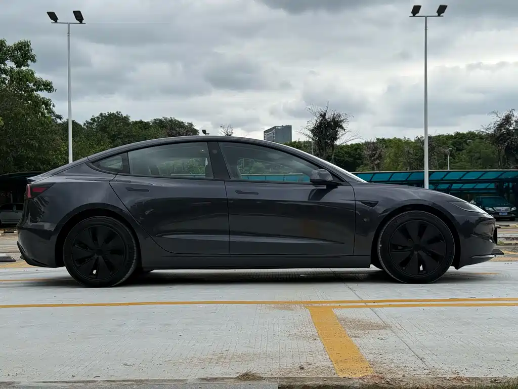 Tesla Model 3 2025 — фото 15
