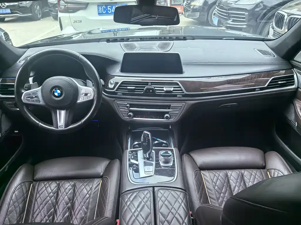 BMW 7 Series 2019 — фото 16