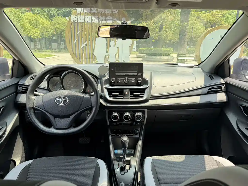 Toyota Yaris L 2020 — фото 10