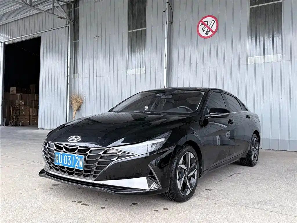 Hyundai Elantra 2023 — фото 1
