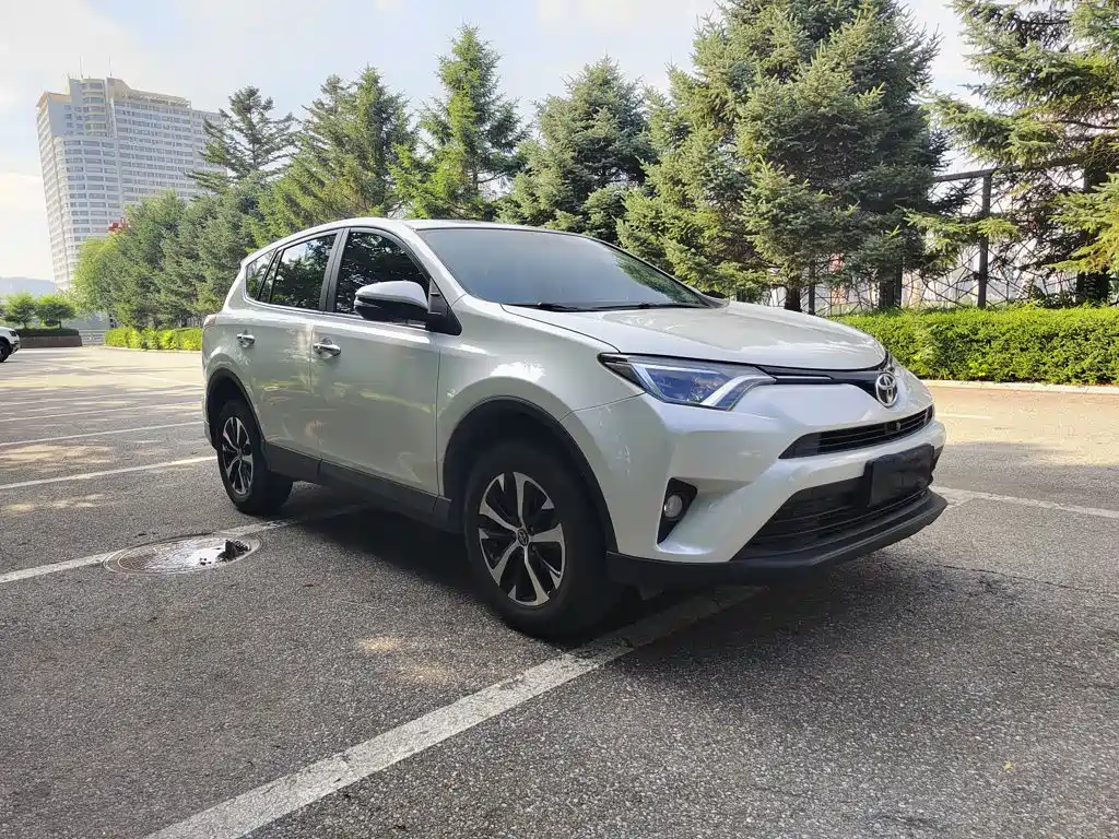 Toyota RAV4 2018 — фото 7