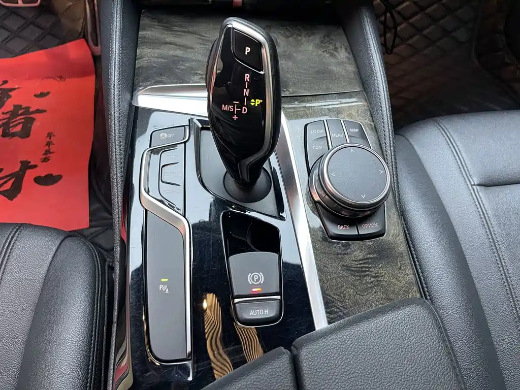 BMW 5 Series 2018 — фото 21