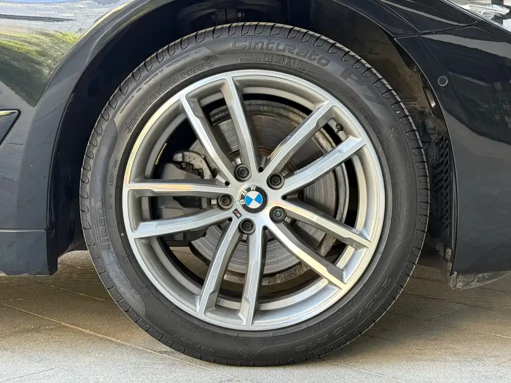 BMW 5 Series 2018 — фото 17