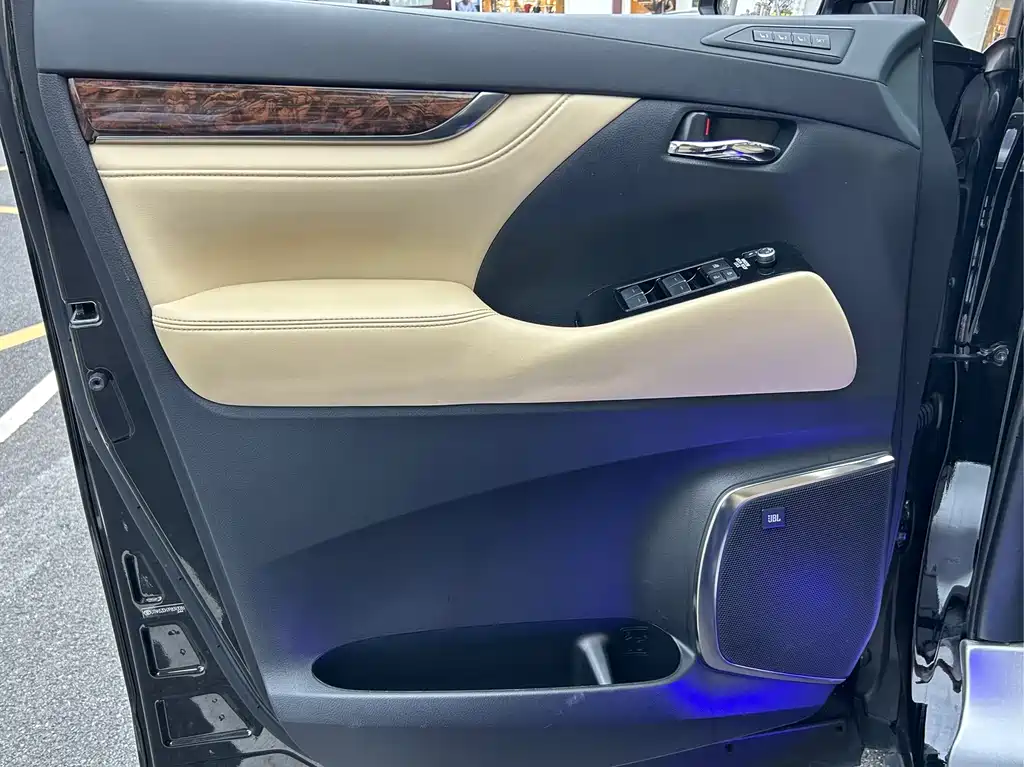 Toyota Alphard 2023 — фото 22