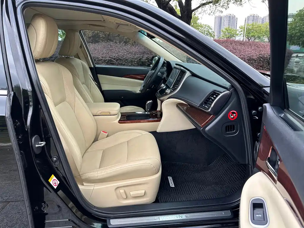 Toyota Crown 2015