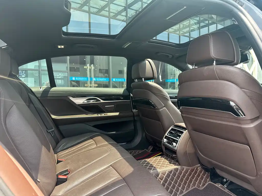 BMW 7 Series 2018 — фото 10