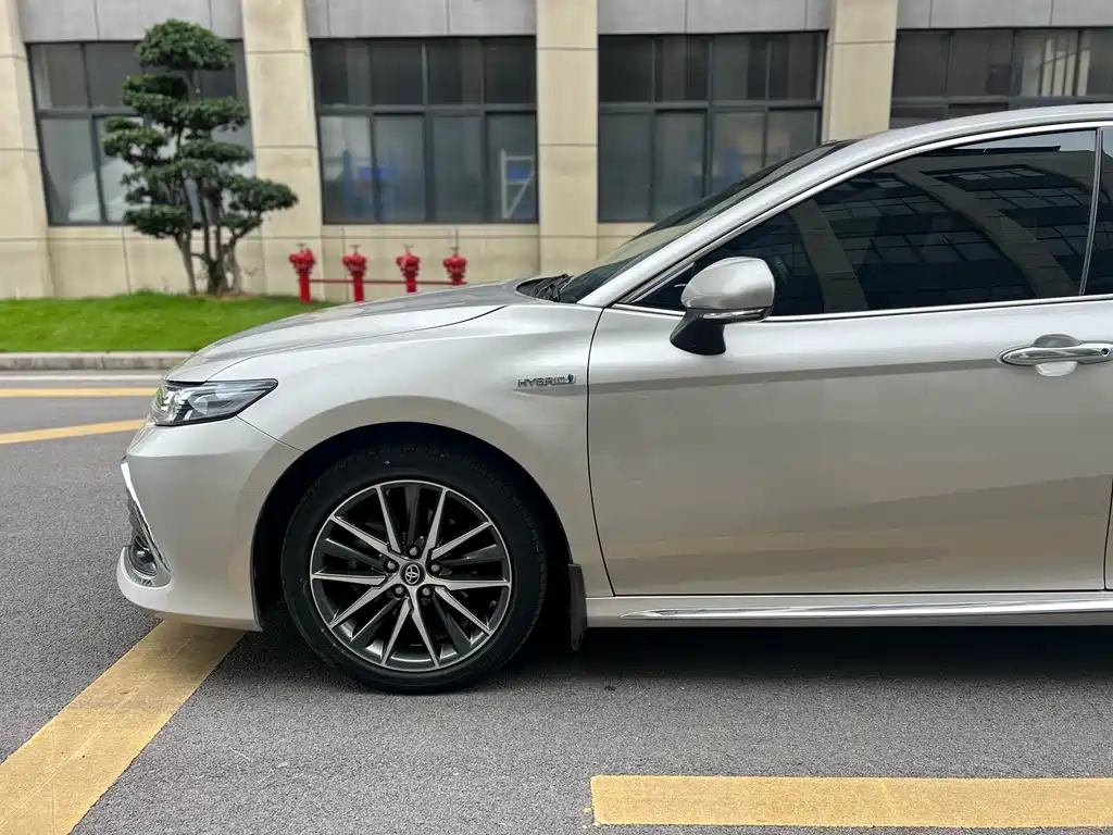 Toyota Camry 2023 — фото 3