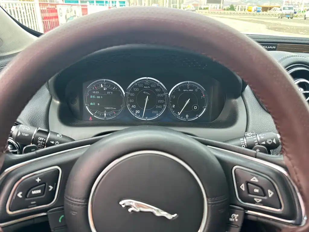 Jaguar XJ 2016 — фото 19