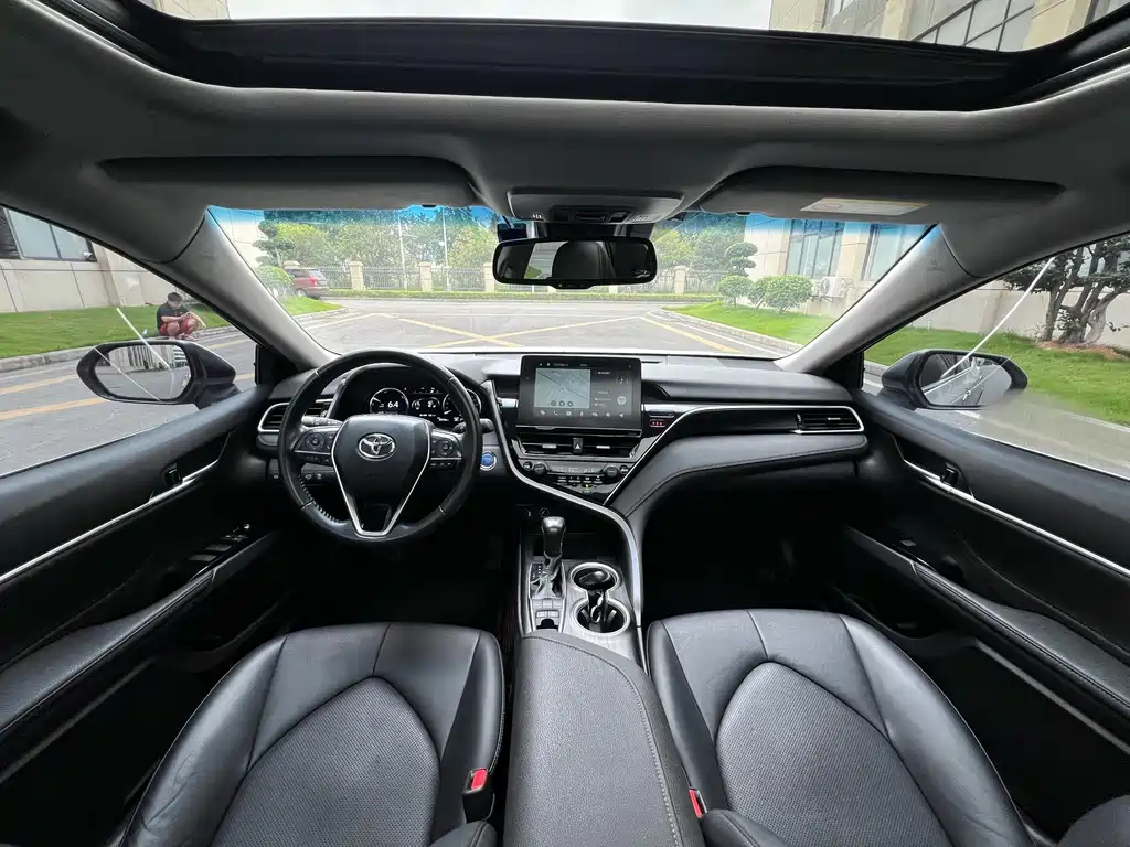 Toyota Camry 2023 — фото 13