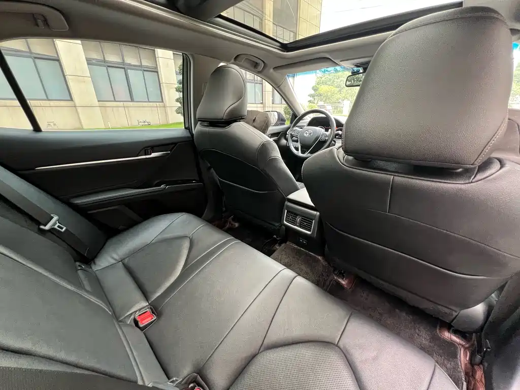Toyota Camry 2023 — фото 19