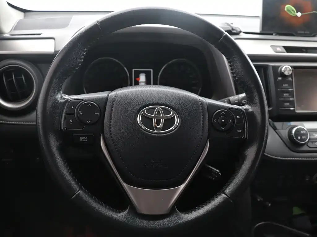 Toyota RAV4 2018 — фото 12