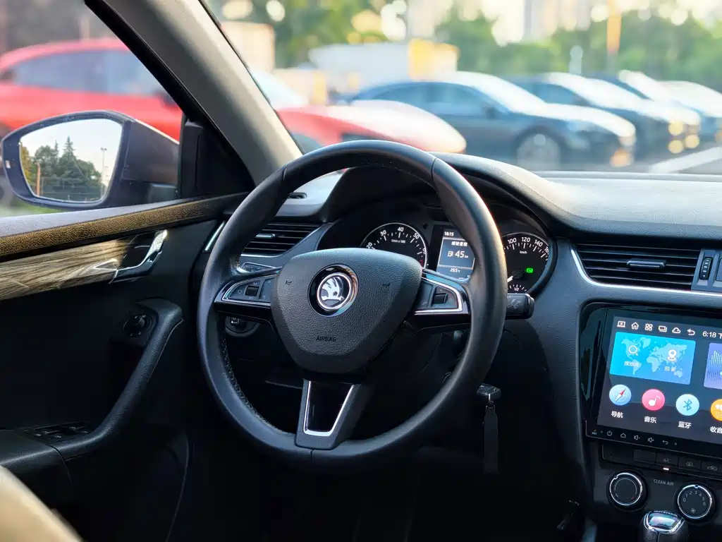 Skoda Octavia 2017 — фото 10