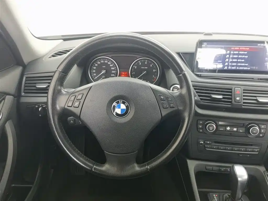 BMW X1 2011 — фото 11