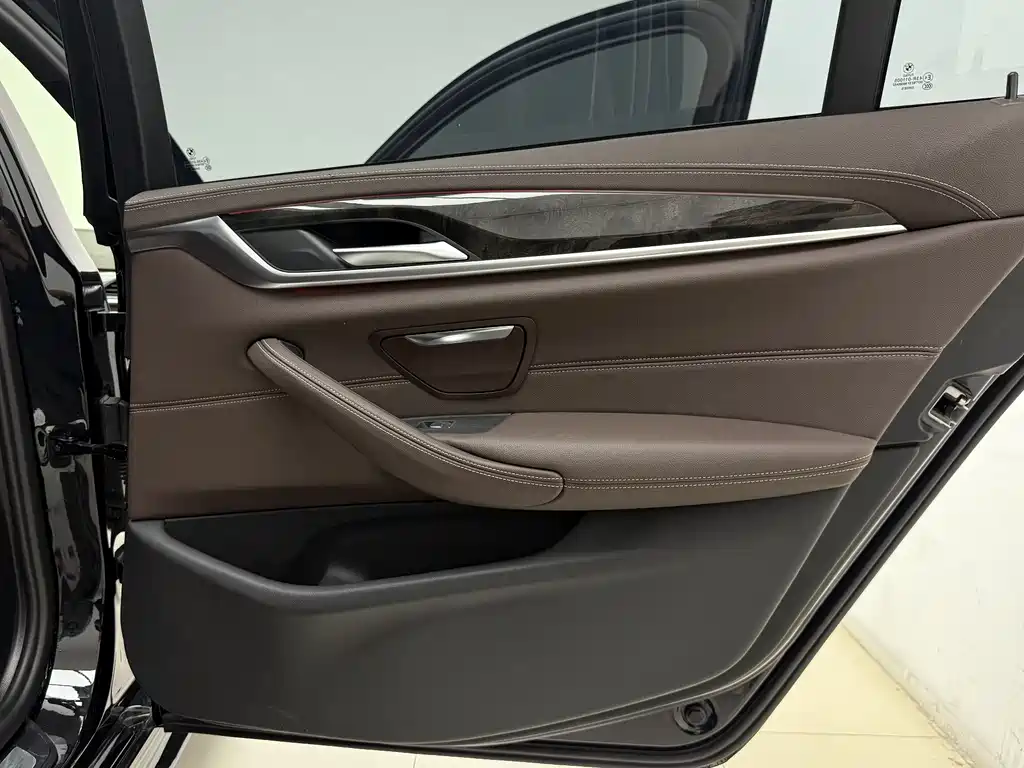BMW 5 Series 2021 — фото 16