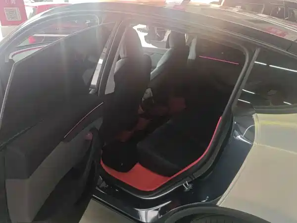 Tesla Model Y 2025