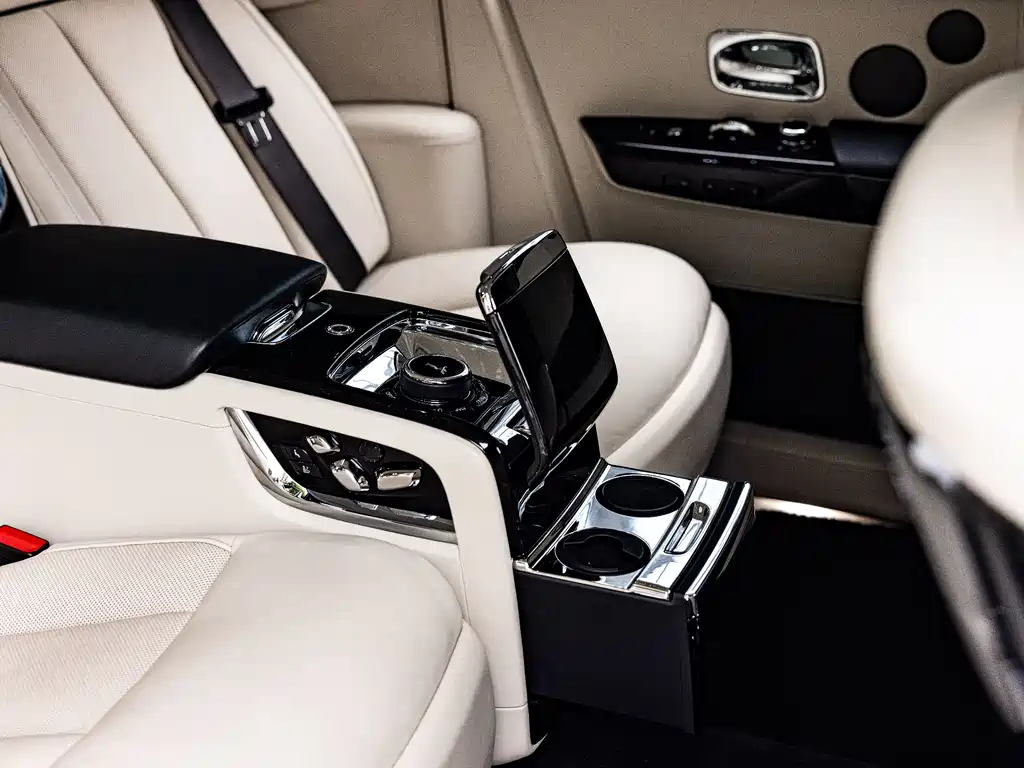 Rolls-Royce Phantom 2018 — фото 18