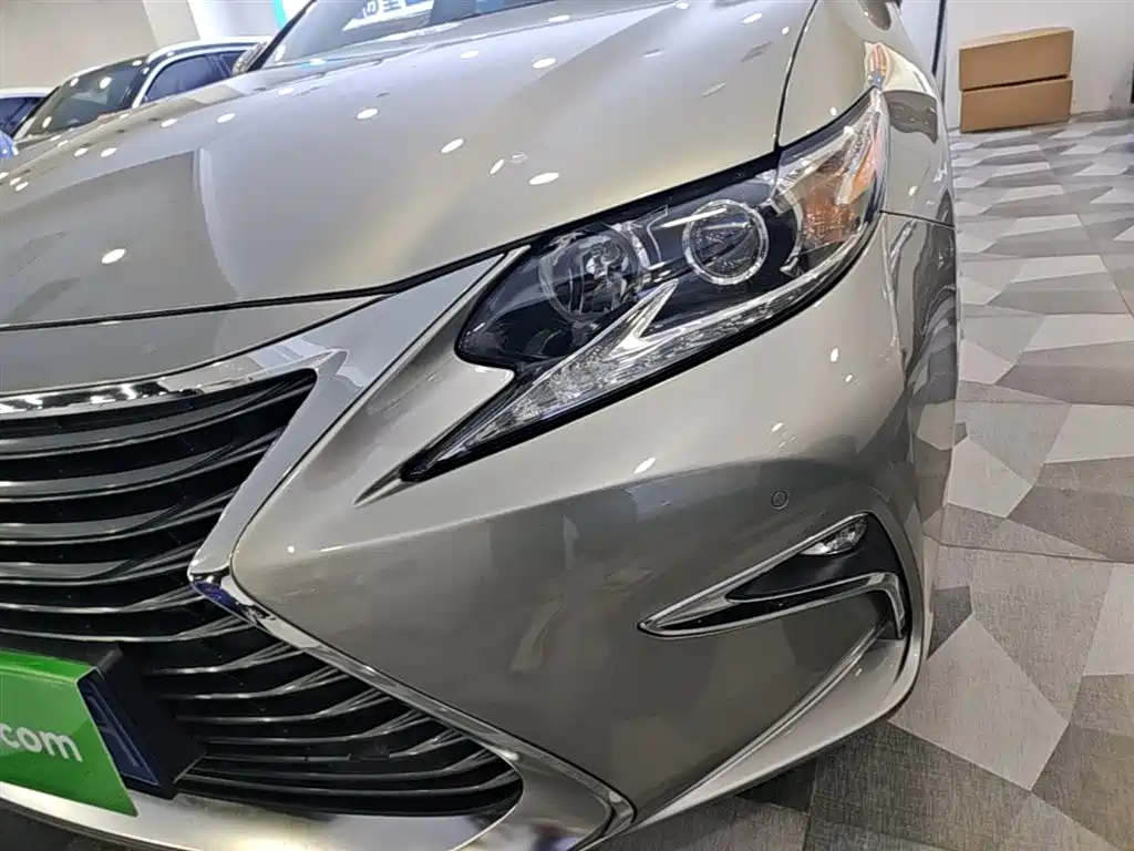 Lexus ES 2017 — фото 24