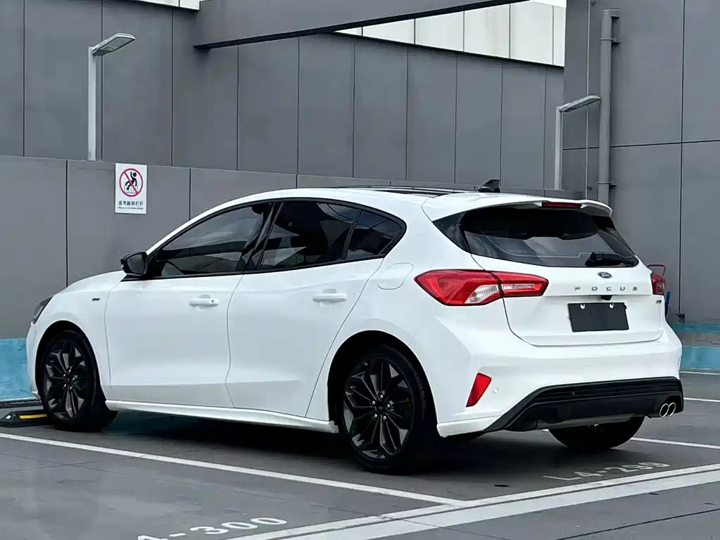 Ford Focus 2022 — фото 4