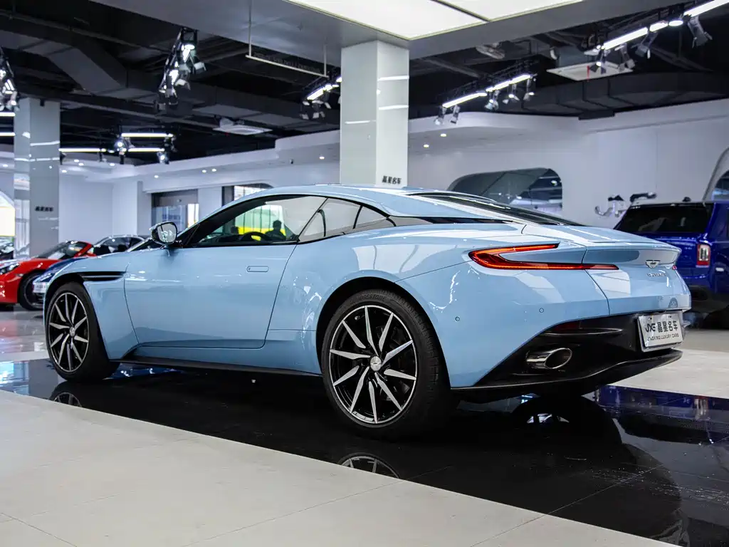 Aston Martin DB11 2019 — фото 14