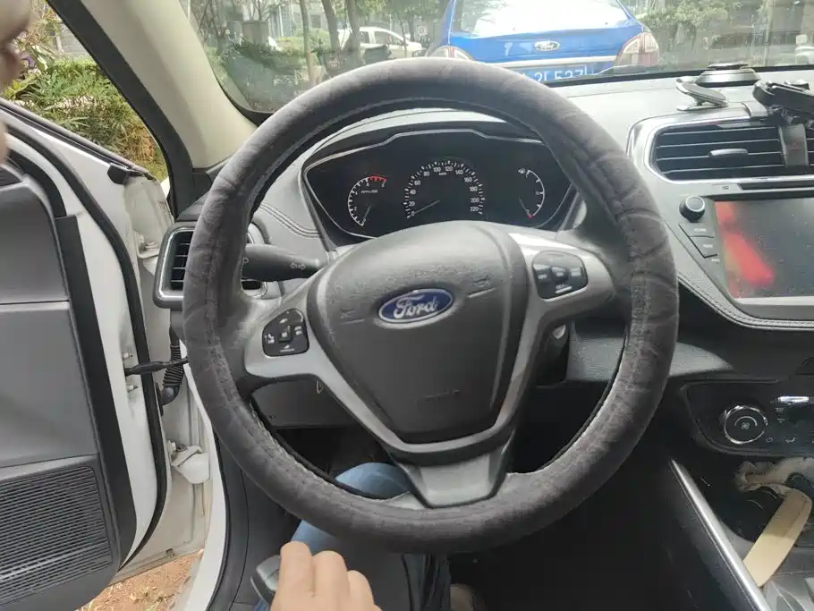Ford Escort 2017 — фото 15