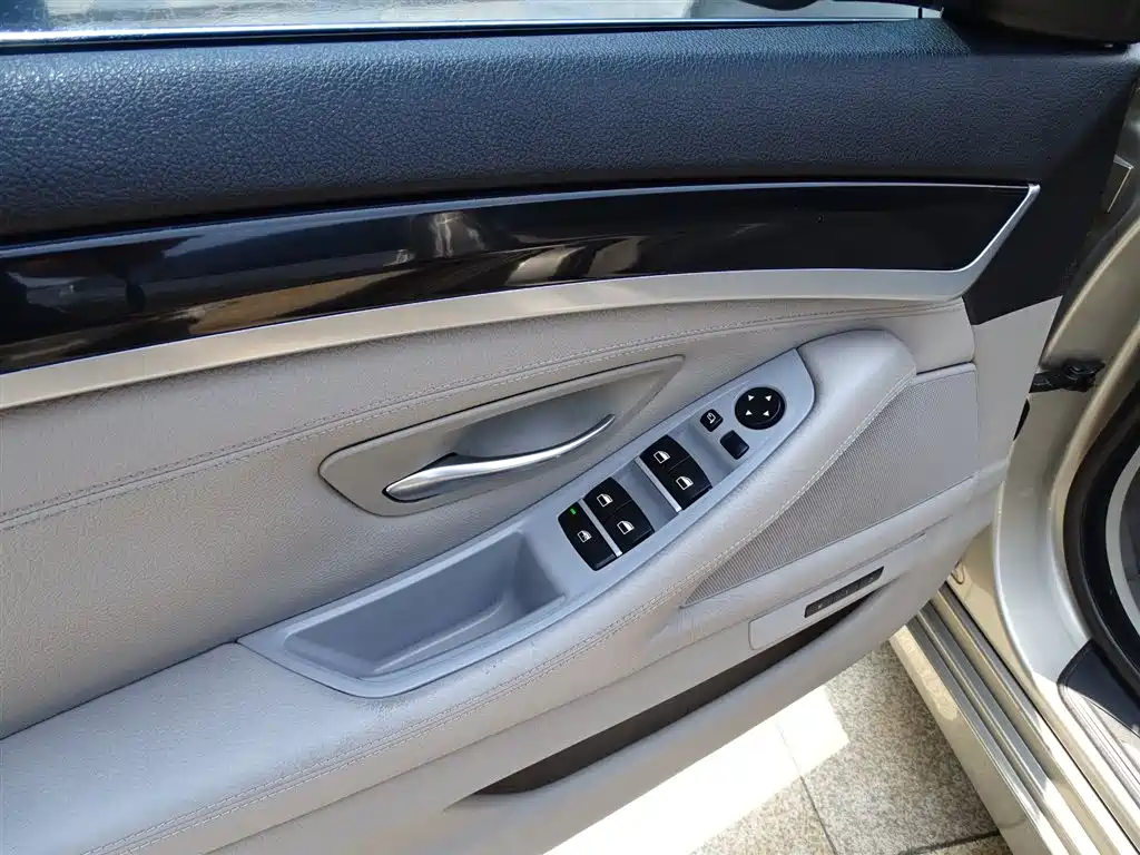 BMW 5 Series 2011 — фото 18