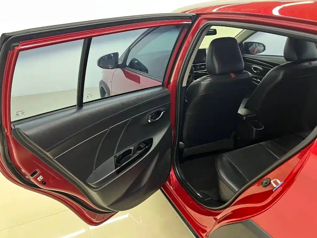 Toyota Yaris L 2022 — фото 11