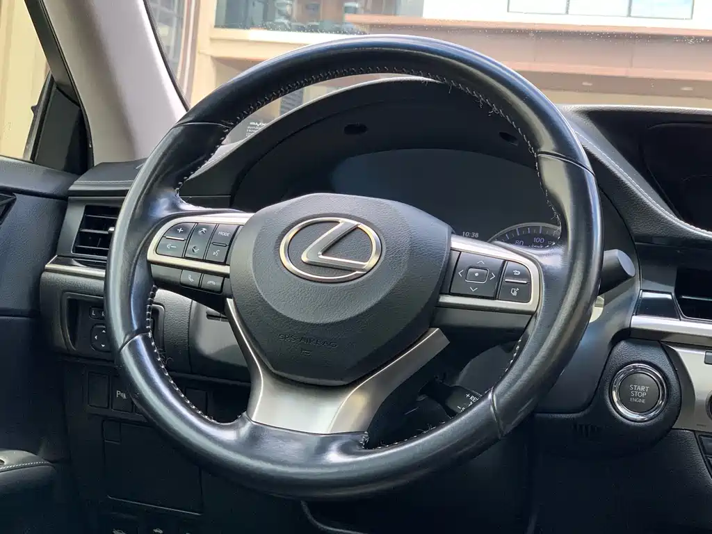 Lexus ES 2016 — фото 19