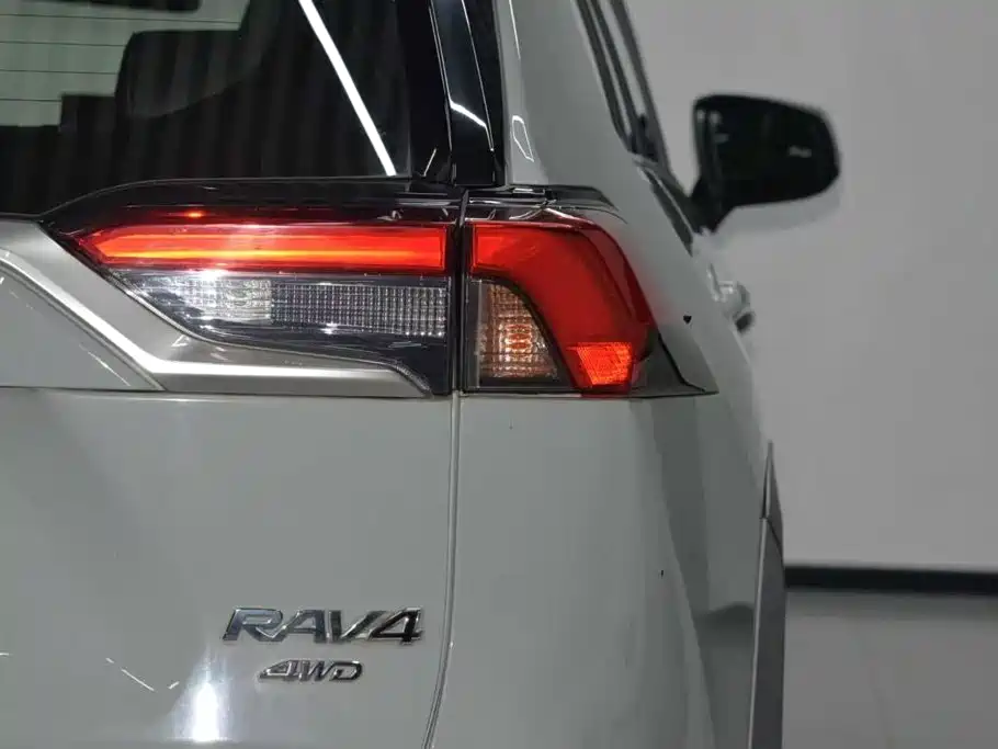 Toyota RAV4 2019 — фото 24