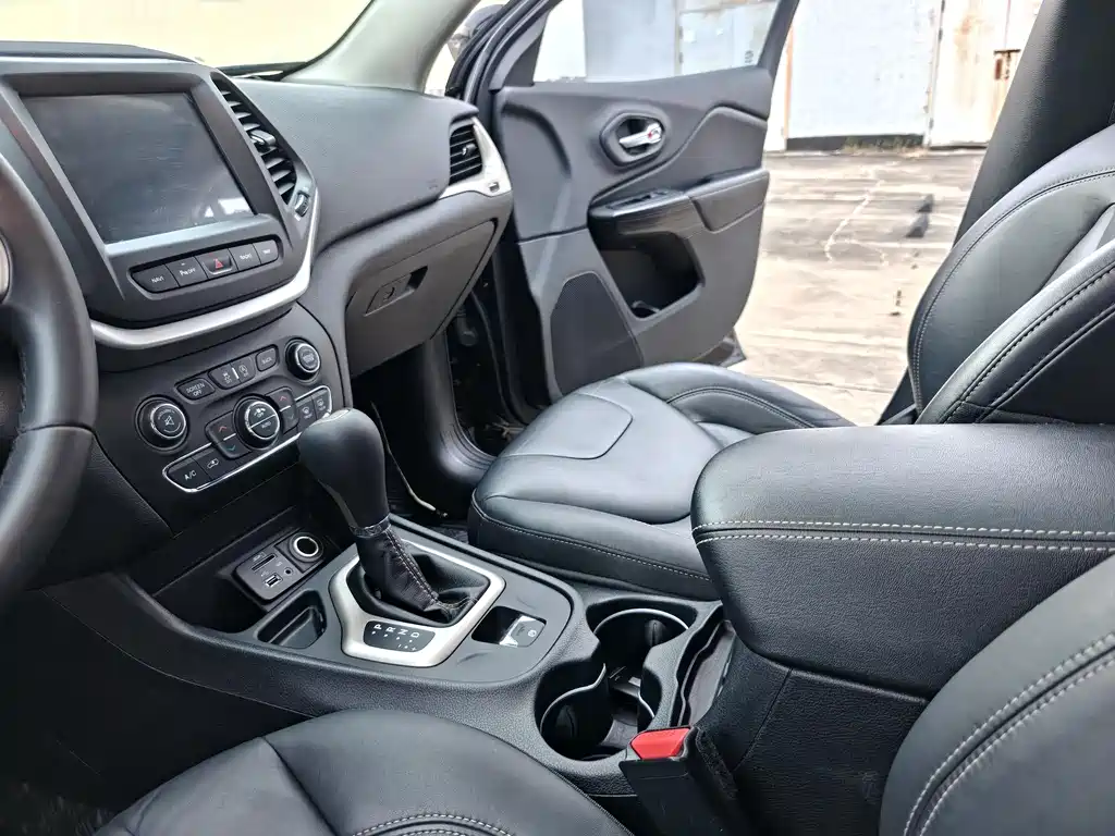 Jeep Cherokee 2016 — фото 10