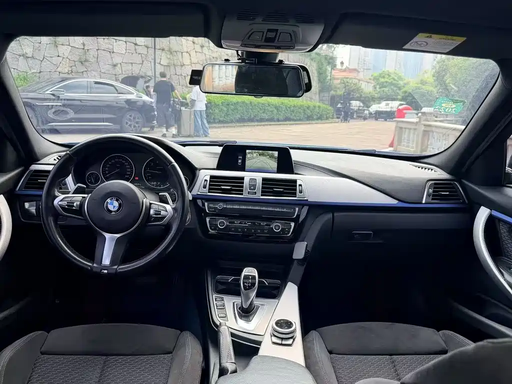 BMW 3 Series 2018 — фото 9