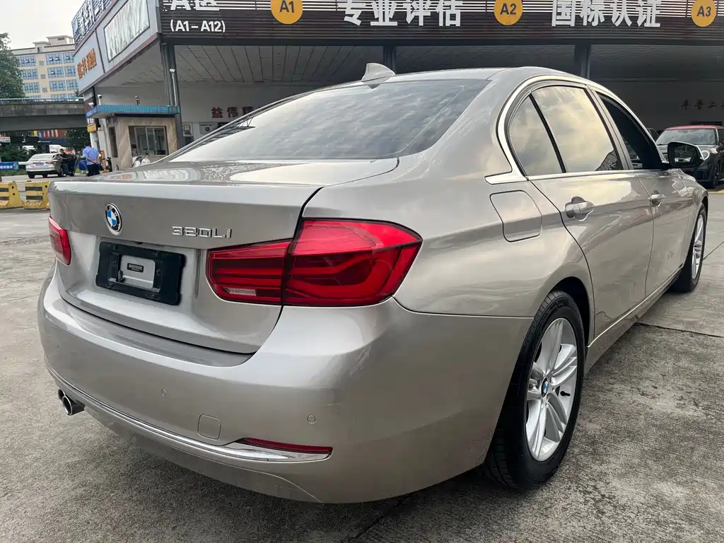 BMW 3 Series 2017 — фото 11