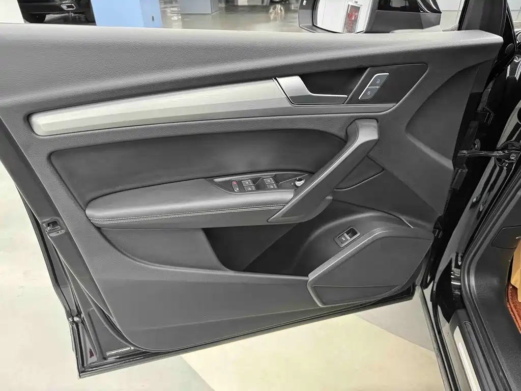 Audi Q5L 2023 — фото 11