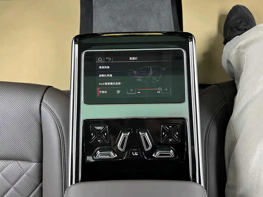 Audi A8 2023 — фото 35