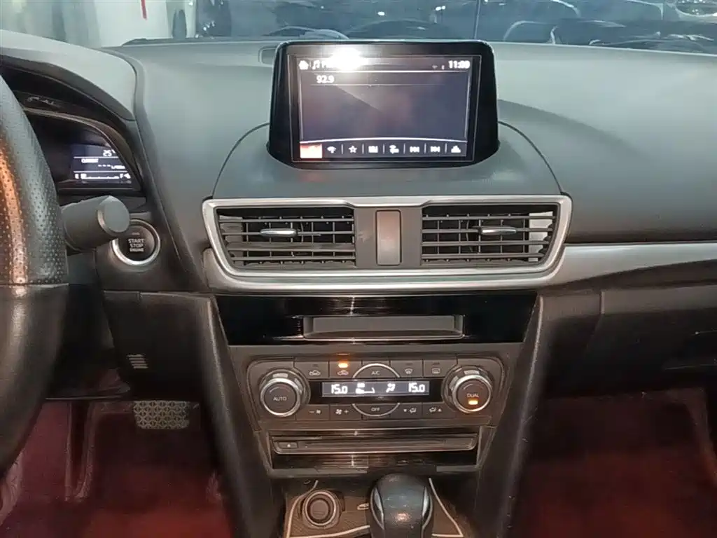 Mazda 3 Axela 2018 — фото 13