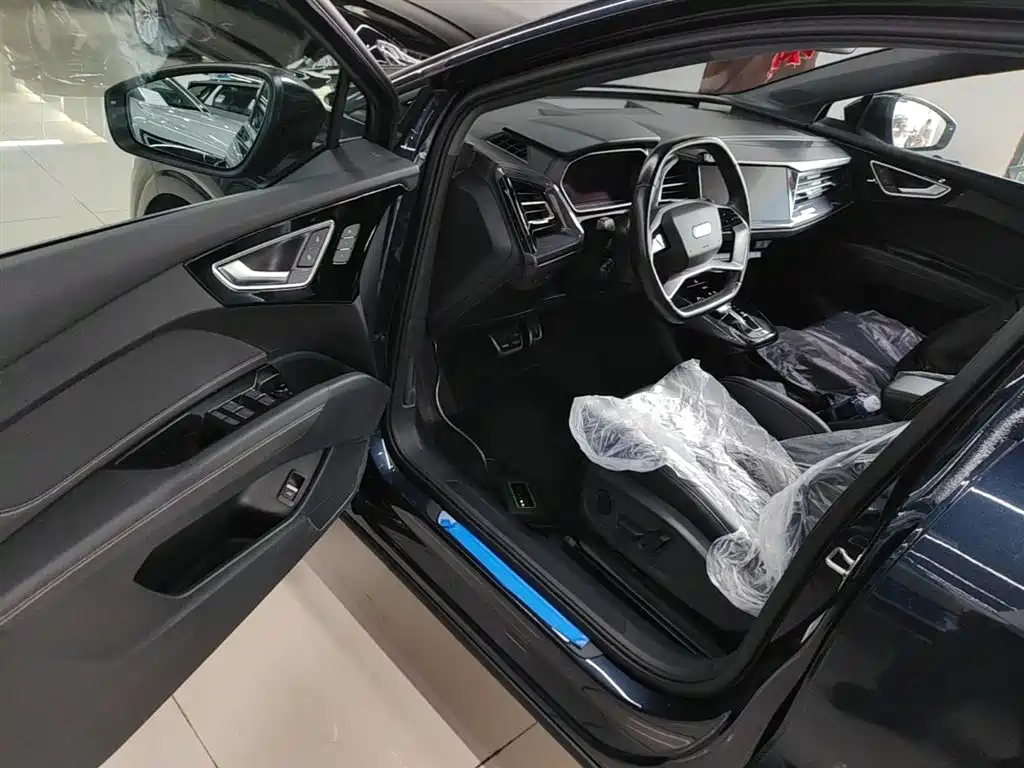 Audi Q4 e-tron 2024 — фото 16
