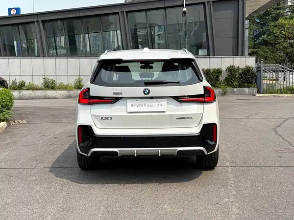 BMW iX1 2025