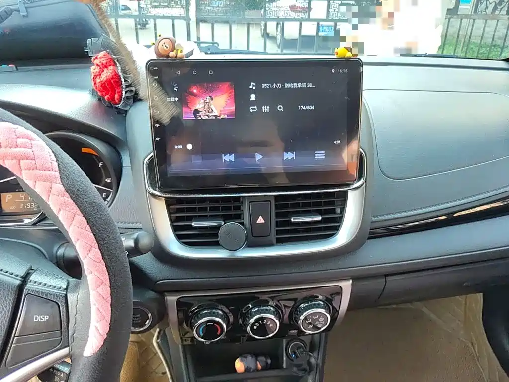 Toyota Yaris L 2023 — фото 9