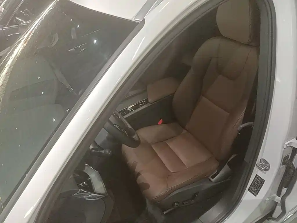 Volvo XC60 2024 — фото 15
