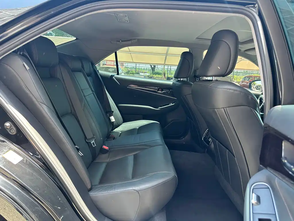 Toyota Crown 2017 — фото 13