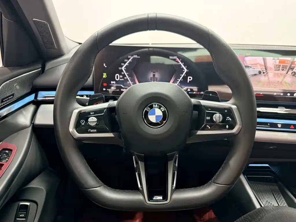BMW 5 Series 2025 — фото 11