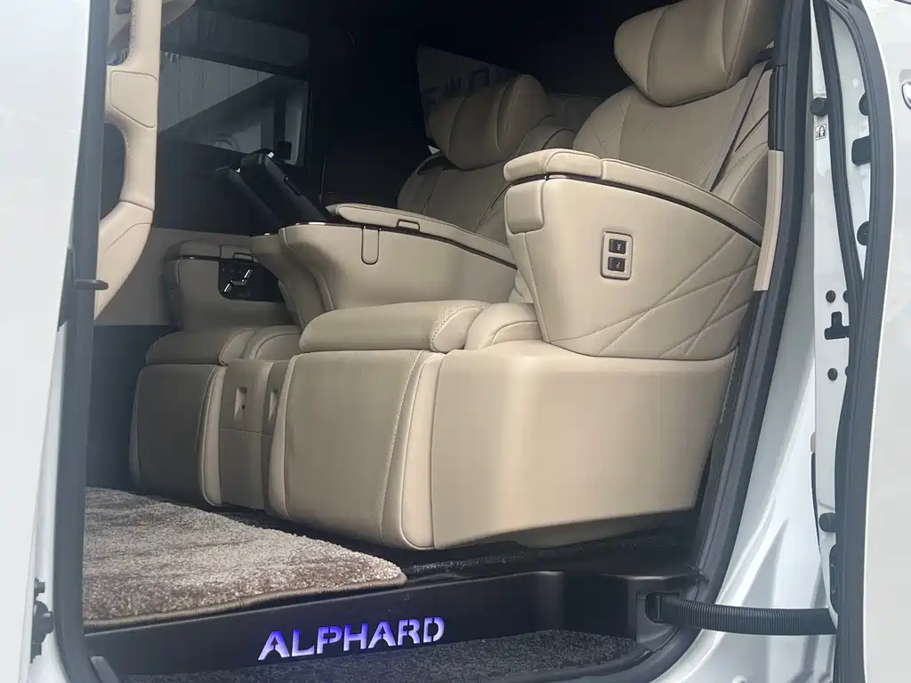 Toyota Alphard — фото 11