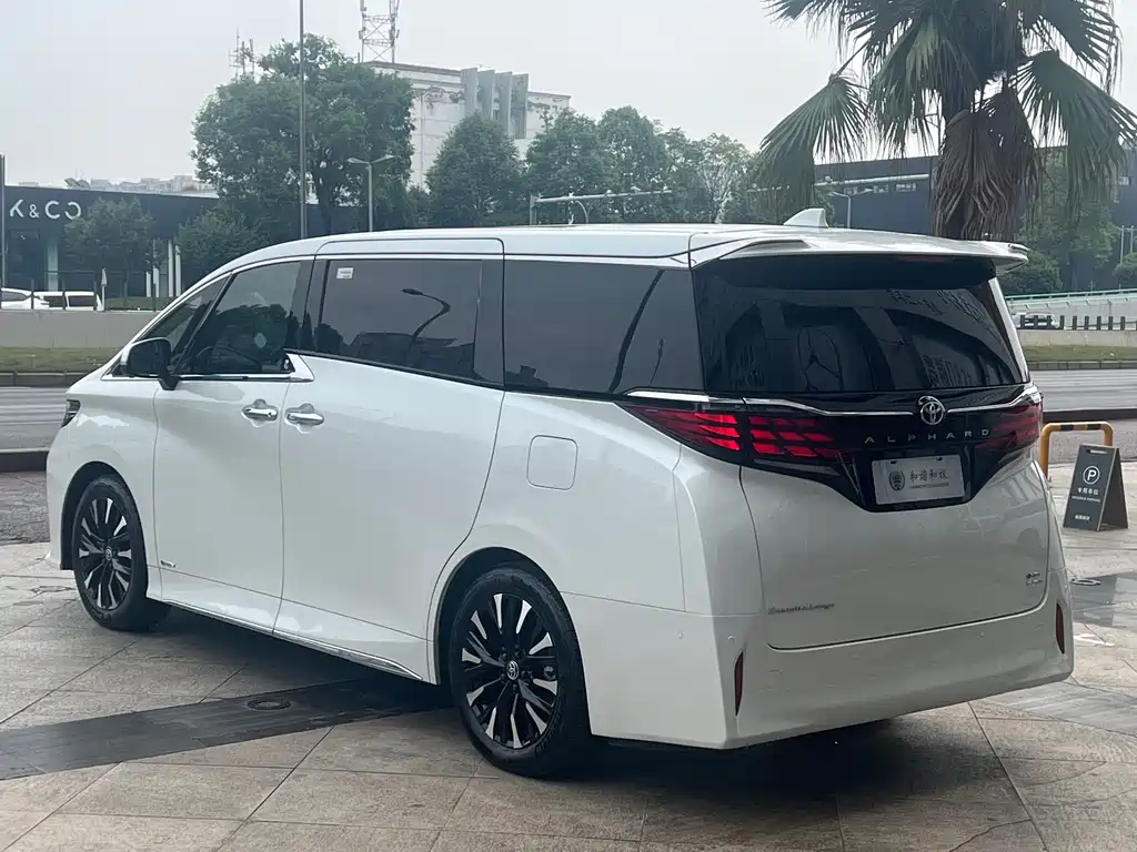 Toyota Alphard — фото 6