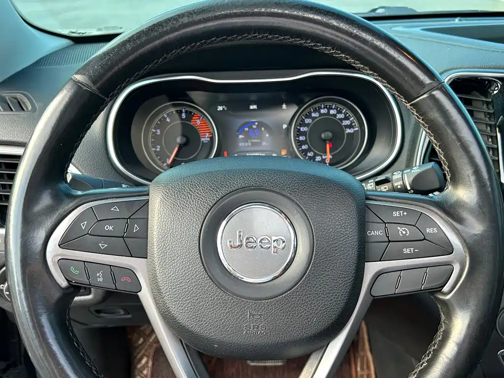 Jeep Cherokee 2019 — фото 11